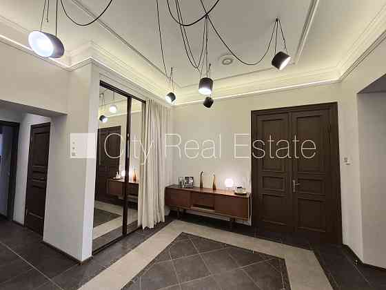 Фасадный дом, реновированный дом, вход с улицы, бельэтаж, лестничная клетка после Рига