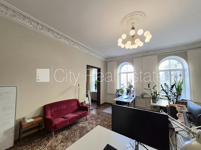 Фасадный дом, реновированный дом, вход с улицы, бельэтаж, лестничная клетка после Рига - изображение 5