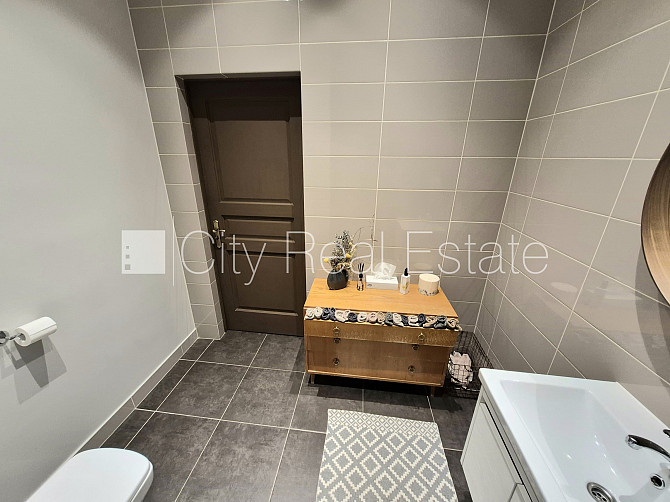 Фасадный дом, реновированный дом, вход с улицы, бельэтаж, лестничная клетка после Рига - изображение 18