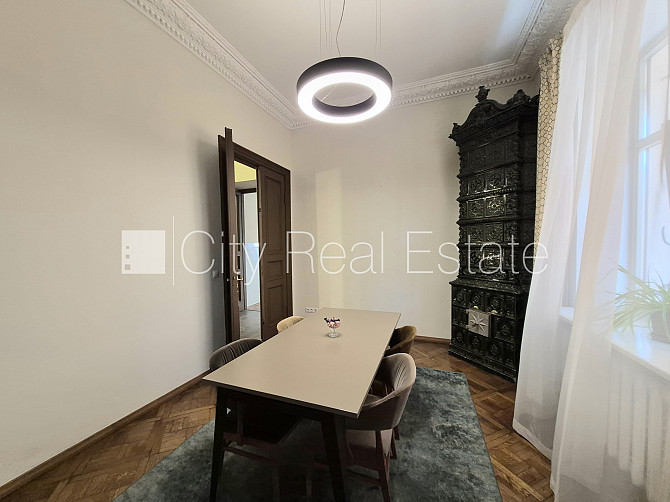 Фасадный дом, реновированный дом, вход с улицы, бельэтаж, лестничная клетка после Рига - изображение 9