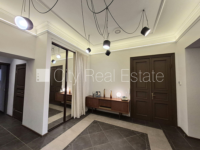 Фасадный дом, реновированный дом, вход с улицы, бельэтаж, лестничная клетка после Рига - изображение 2