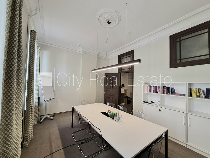 Фасадный дом, реновированный дом, вход с улицы, бельэтаж, лестничная клетка после Рига - изображение 12