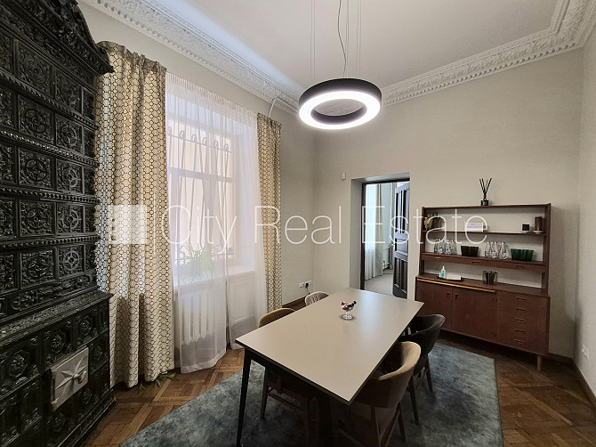 Фасадный дом, реновированный дом, вход с улицы, бельэтаж, лестничная клетка после Рига - изображение 7