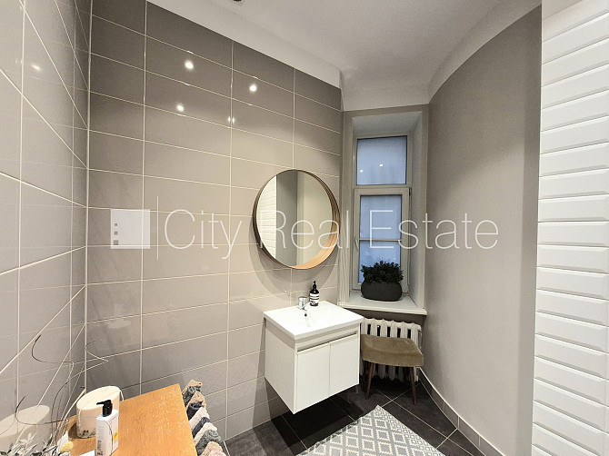 Фасадный дом, реновированный дом, вход с улицы, бельэтаж, лестничная клетка после Рига - изображение 17