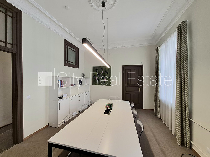 Фасадный дом, реновированный дом, вход с улицы, бельэтаж, лестничная клетка после Рига - изображение 11