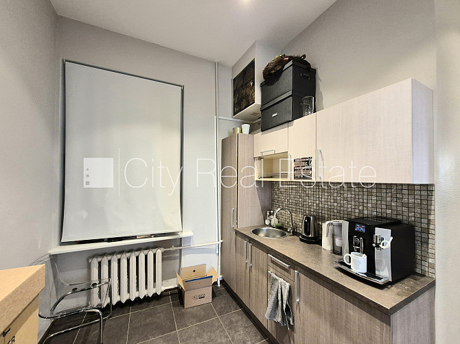 Фасадный дом, реновированный дом, вход с улицы, бельэтаж, лестничная клетка после Рига - изображение 14