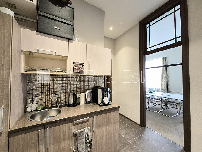 Фасадный дом, реновированный дом, вход с улицы, бельэтаж, лестничная клетка после Рига - изображение 15