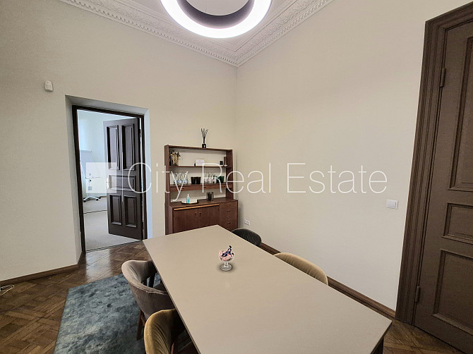 Фасадный дом, реновированный дом, вход с улицы, бельэтаж, лестничная клетка после Рига - изображение 10