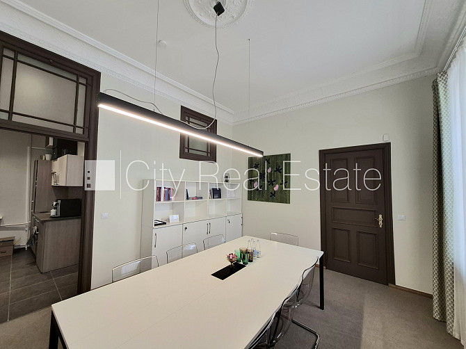 Фасадный дом, реновированный дом, вход с улицы, бельэтаж, лестничная клетка после Рига - изображение 13