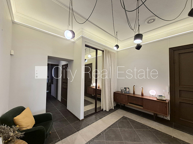 Фасадный дом, реновированный дом, вход с улицы, бельэтаж, лестничная клетка после Рига - изображение 1