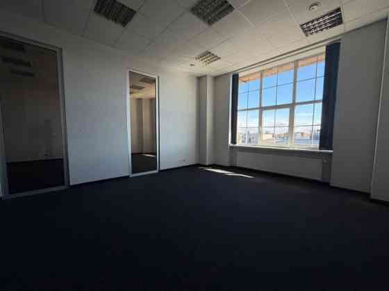 Сдаются 2 продолговатых помещения с большими витринными окнами и 2 отдельными Rīga