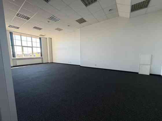 Сдаются 2 продолговатых помещения с большими витринными окнами и 2 отдельными Rīga