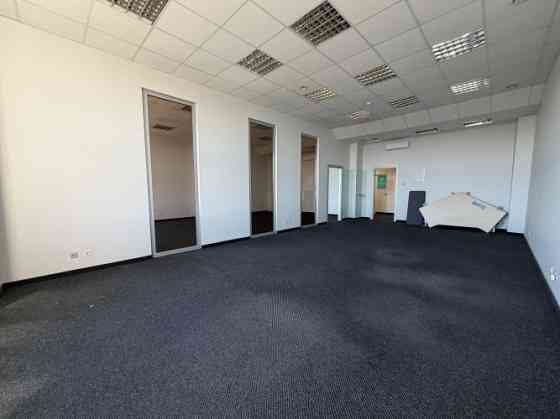 Сдаются 2 продолговатых помещения с большими витринными окнами и 2 отдельными Rīga