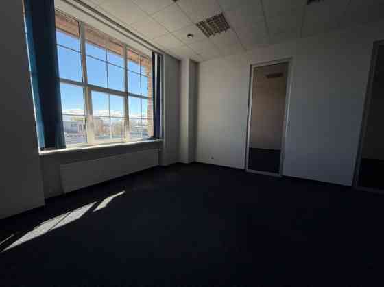 Сдаются 2 продолговатых помещения с большими витринными окнами и 2 отдельными Rīga