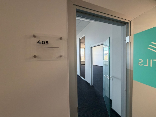 Pieejamas 2 gareniskas telpas ar lieliem skatlogiem un 2 atsevišķām ieejām. Atvērta tipa Rīga - foto 7