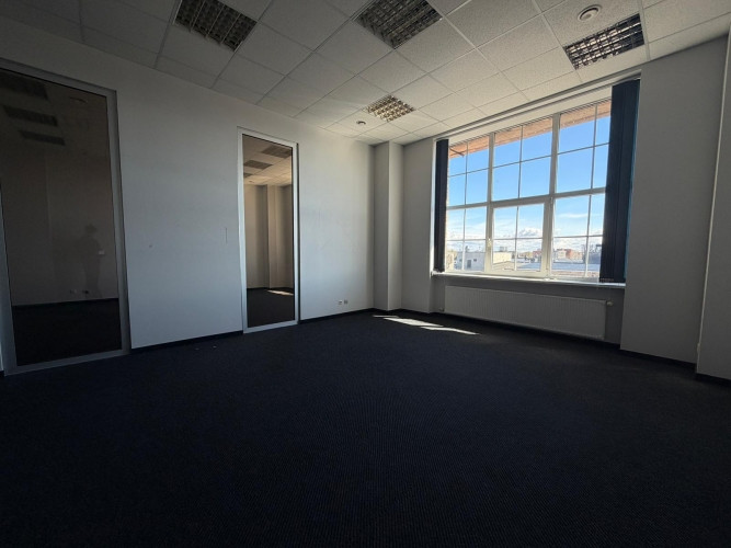 Pieejamas 2 gareniskas telpas ar lieliem skatlogiem un 2 atsevišķām ieejām. Atvērta tipa Rīga - foto 6