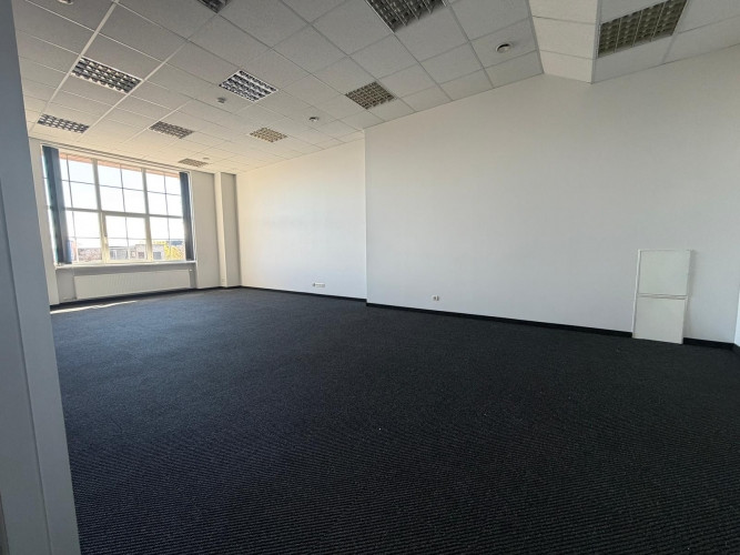 Pieejamas 2 gareniskas telpas ar lieliem skatlogiem un 2 atsevišķām ieejām. Atvērta tipa Rīga - foto 4