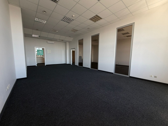 Pieejamas 2 gareniskas telpas ar lieliem skatlogiem un 2 atsevišķām ieejām. Atvērta tipa Rīga - foto 5