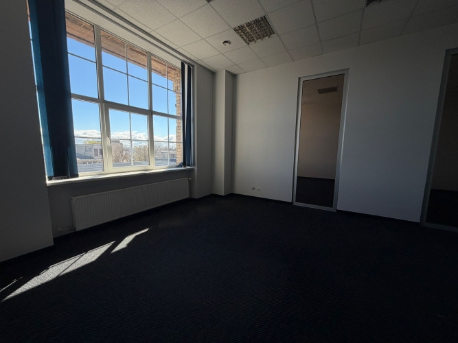 Pieejamas 2 gareniskas telpas ar lieliem skatlogiem un 2 atsevišķām ieejām. Atvērta tipa Rīga - foto 3