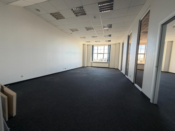 Pieejamas 2 gareniskas telpas ar lieliem skatlogiem un 2 atsevišķām ieejām. Atvērta tipa Rīga - foto 1