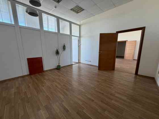 Сдаются светлые офисные помещения с большими витринными окнами в выгодном месте. Rīga