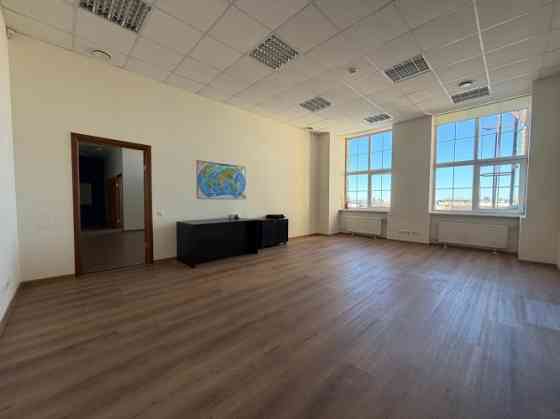 Сдаются светлые офисные помещения с большими витринными окнами в выгодном месте. Rīga