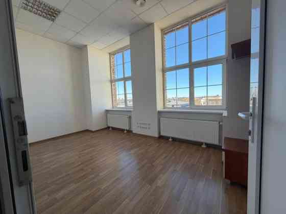 Сдаются светлые офисные помещения с большими витринными окнами в выгодном месте. Rīga