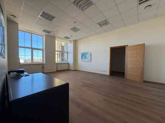 Сдаются светлые офисные помещения с большими витринными окнами в выгодном месте. Rīga