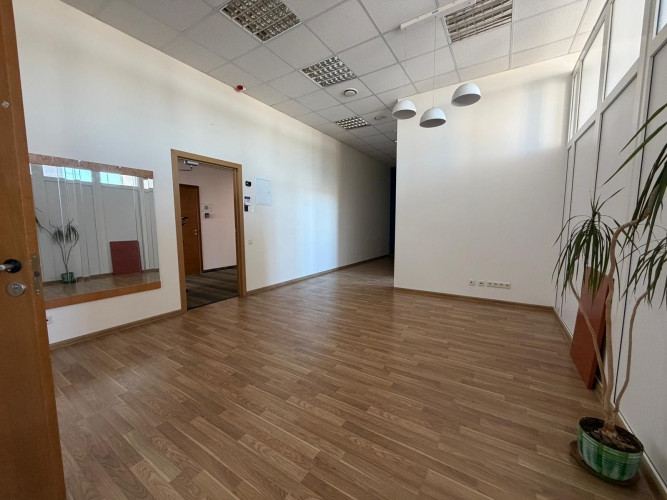 Iznomā gaišas biroja telpas ar lieliem skatlogiem izdevīgā lokācijā. Telpās ir 2 mazāki, Rīga - foto 2