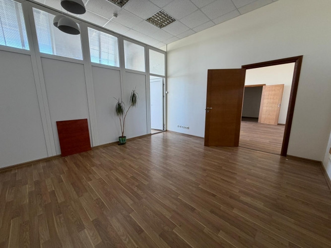 Iznomā gaišas biroja telpas ar lieliem skatlogiem izdevīgā lokācijā. Telpās ir 2 mazāki, Rīga - foto 5