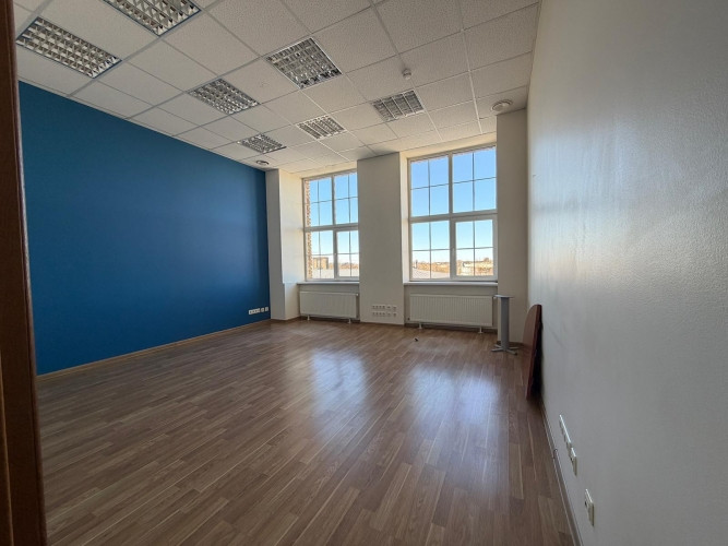 Iznomā gaišas biroja telpas ar lieliem skatlogiem izdevīgā lokācijā. Telpās ir 2 mazāki, Rīga - foto 8