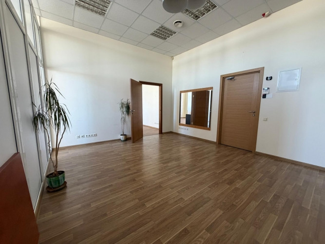 Iznomā gaišas biroja telpas ar lieliem skatlogiem izdevīgā lokācijā. Telpās ir 2 mazāki, Rīga - foto 7