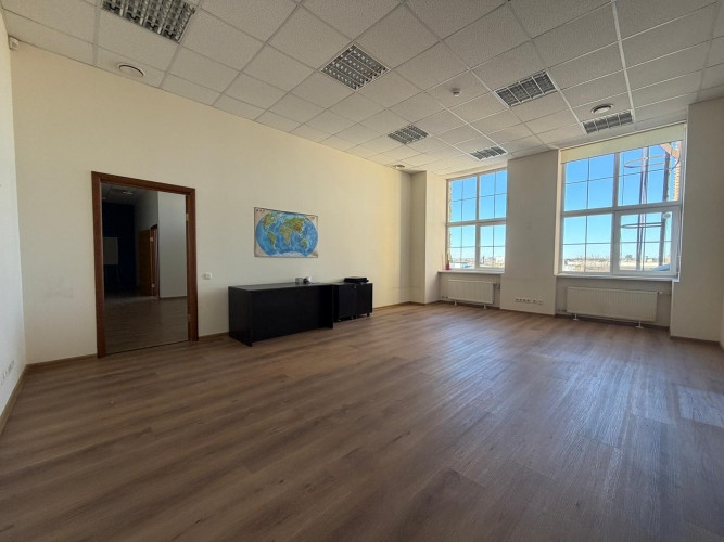 Iznomā gaišas biroja telpas ar lieliem skatlogiem izdevīgā lokācijā. Telpās ir 2 mazāki, Rīga - foto 4