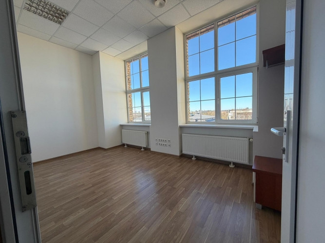 Iznomā gaišas biroja telpas ar lieliem skatlogiem izdevīgā lokācijā. Telpās ir 2 mazāki, Rīga - foto 6