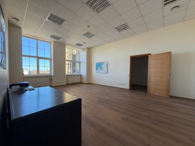 Iznomā gaišas biroja telpas ar lieliem skatlogiem izdevīgā lokācijā. Telpās ir 2 mazāki, Rīga - foto 3