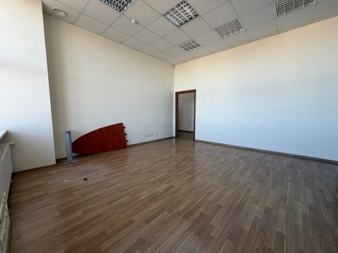 Iznomā gaišas biroja telpas ar lieliem skatlogiem izdevīgā lokācijā. Telpās ir 2 mazāki, Rīga - foto 9