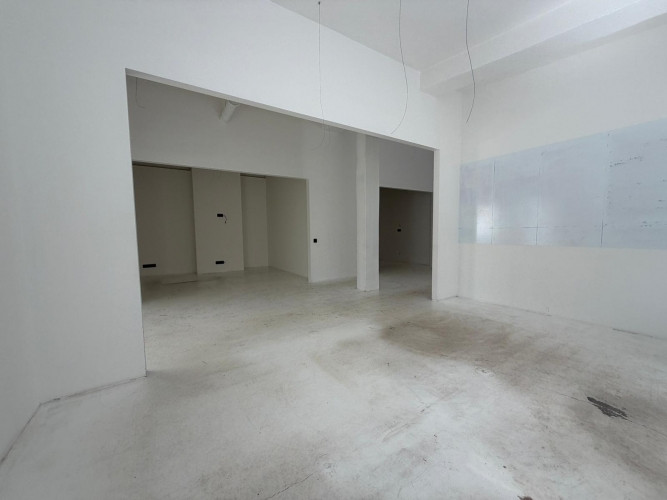 Pieejamas gaišas biroja telpas industriālā stilā. Telpās ir gan izolētas, gan Rīga - foto 7