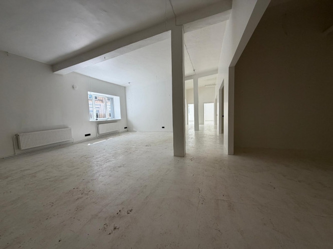 Pieejamas gaišas biroja telpas industriālā stilā. Telpās ir gan izolētas, gan Rīga - foto 1