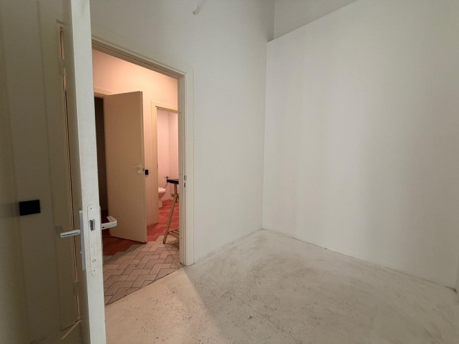 Pieejamas gaišas biroja telpas industriālā stilā. Telpās ir gan izolētas, gan Rīga - foto 9