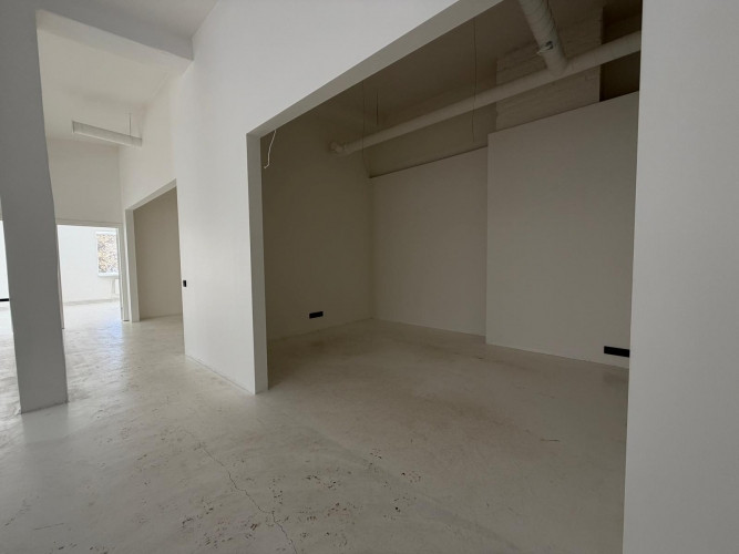 Pieejamas gaišas biroja telpas industriālā stilā. Telpās ir gan izolētas, gan Rīga - foto 2