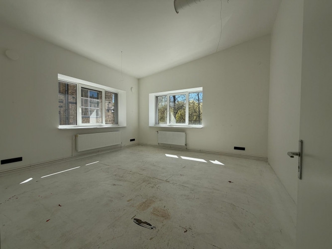 Pieejamas gaišas biroja telpas industriālā stilā. Telpās ir gan izolētas, gan Rīga - foto 4