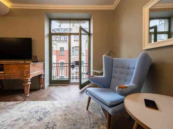 Plašs un gaišs dzīvoklis vēsturiskā ēkā pašā Rīgas sirdī  Dzīvoklis atrodas skaisti vēsturiskā ēkā p Рига