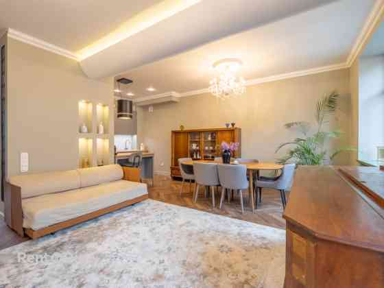 Plašs un gaišs dzīvoklis vēsturiskā ēkā pašā Rīgas sirdī  Dzīvoklis atrodas skaisti vēsturiskā ēkā p Рига