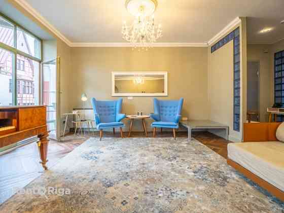 Plašs un gaišs dzīvoklis vēsturiskā ēkā pašā Rīgas sirdī  Dzīvoklis atrodas skaisti vēsturiskā ēkā p Рига