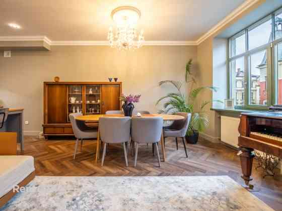 Plašs un gaišs dzīvoklis vēsturiskā ēkā pašā Rīgas sirdī  Dzīvoklis atrodas skaisti vēsturiskā ēkā p Рига