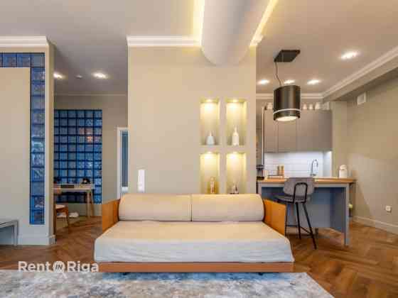 Plašs un gaišs dzīvoklis vēsturiskā ēkā pašā Rīgas sirdī  Dzīvoklis atrodas skaisti vēsturiskā ēkā p Рига