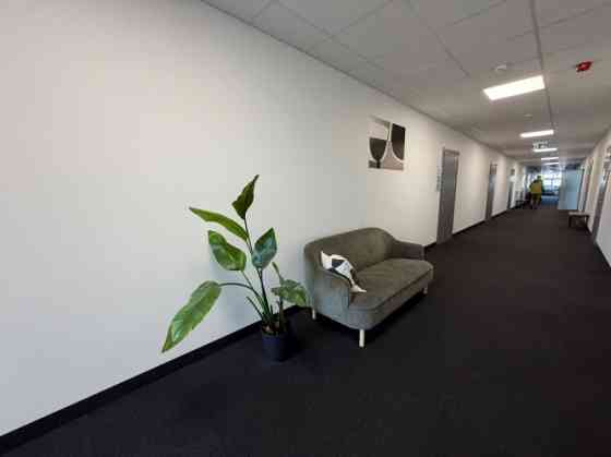 Сдаётся помещение с медицинским статусом и раковиной. Здание ухоженное с удобным Rīga