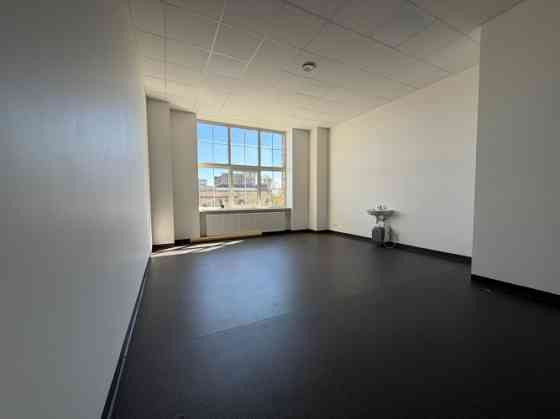 Сдаётся помещение с медицинским статусом и раковиной. Здание ухоженное с удобным Rīga