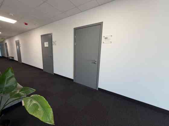 Сдаётся помещение с медицинским статусом и раковиной. Здание ухоженное с удобным Rīga