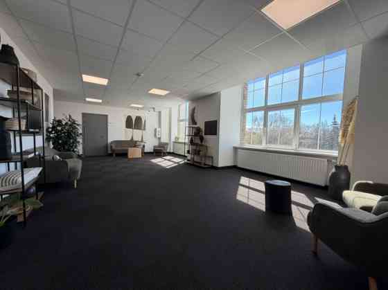 Сдаётся помещение с медицинским статусом и раковиной. Здание ухоженное с удобным Rīga